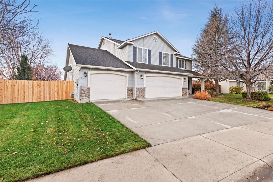 4551 Hearst Dr W in Meridian, ID - Building Photo