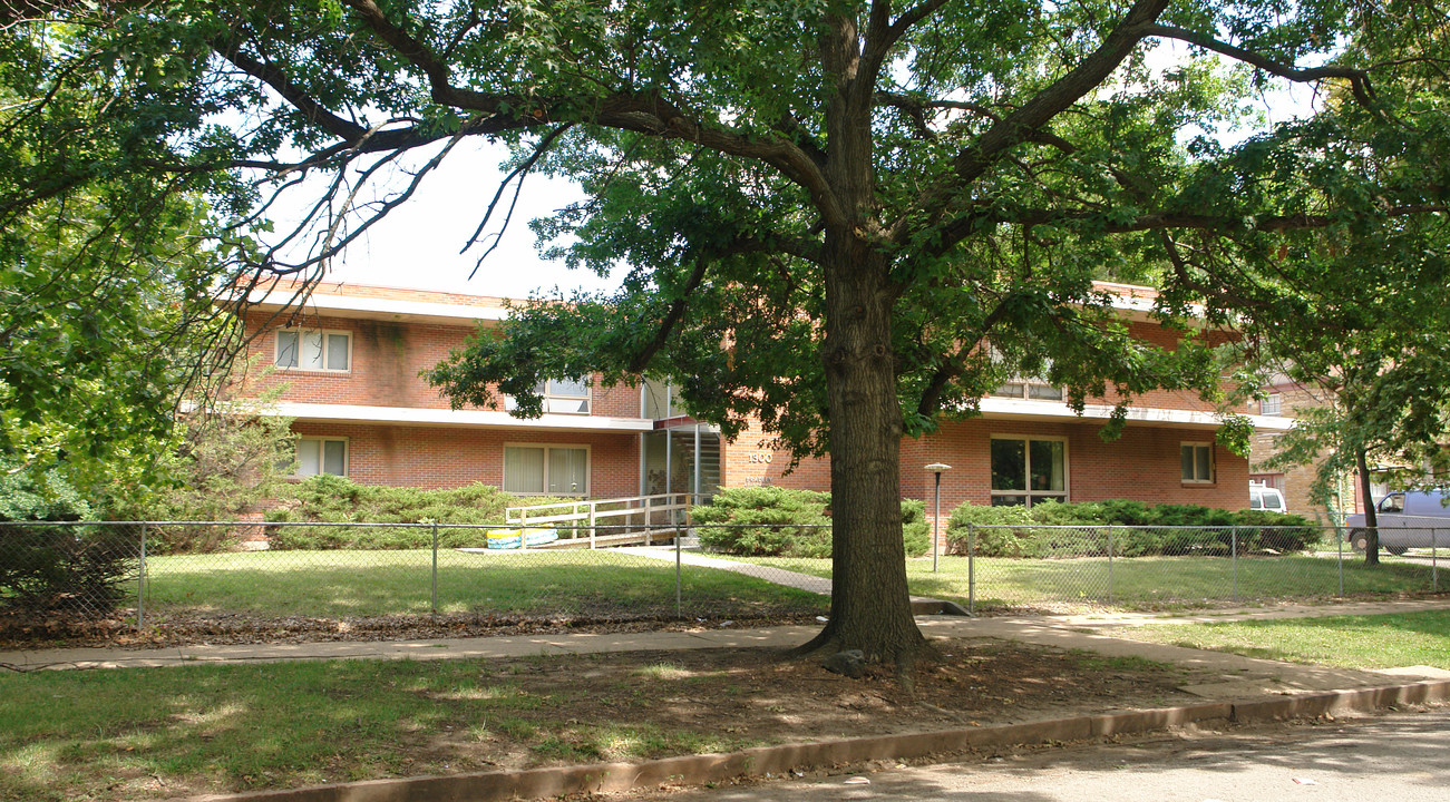 1300 SW Fillmore St in Topeka, KS - Foto de edificio