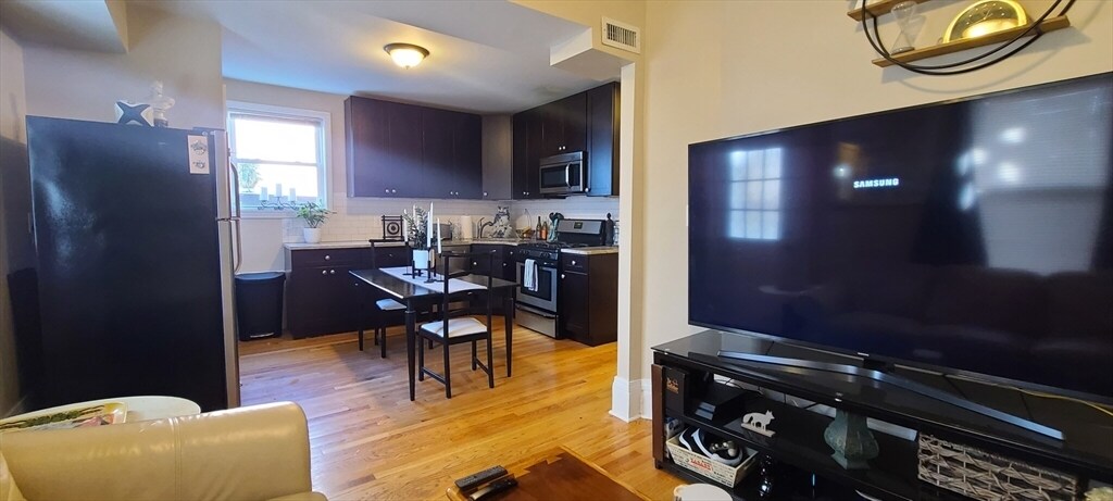 371 Dorchester St in Boston, MA - Building Photo