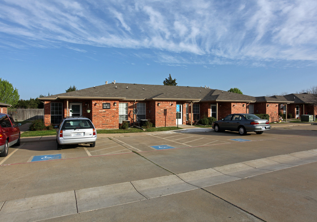 Oak Timbers in Ennis, TX - Building Photo