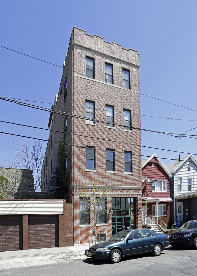 9 E 18th St in Bayonne, NJ - Building Photo - Primary Photo