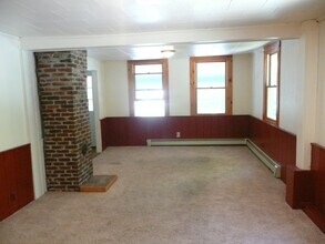 37 Spring St in Newmarket, NH - Building Photo - Building Photo