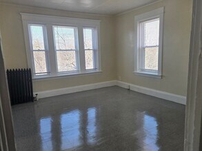 240 Locust St, Unit 4L in Springfield, MA - Foto de edificio - Building Photo