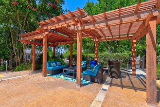 Whispering Creek Villas Apartment Homes in San Antonio, TX - Foto de edificio - Building Photo