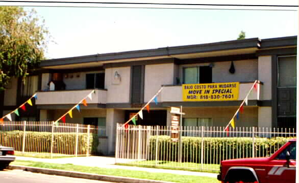 9022 Cedros Ave in Van Nuys, CA - Foto de edificio - Building Photo