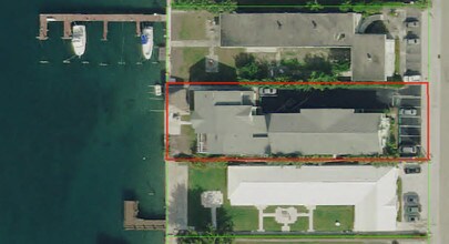 2405-2425 Lake Dr in Riviera Beach, FL - Building Photo - Building Photo