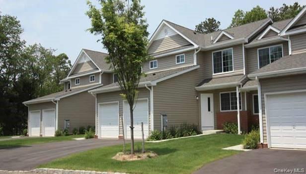 80 Steven Pl in Coram, NY - Foto de edificio
