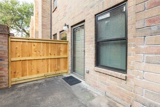 9800 Pagewood Ln in Houston, TX - Building Photo - Building Photo