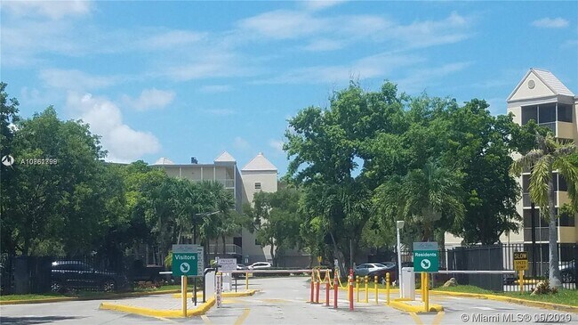 8333 Lake Dr-Unit -107 in Doral, FL - Building Photo - Building Photo