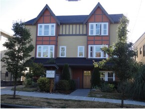 4322 Francis Ave N-Unit -1 in Seattle, WA - Foto de edificio - Building Photo