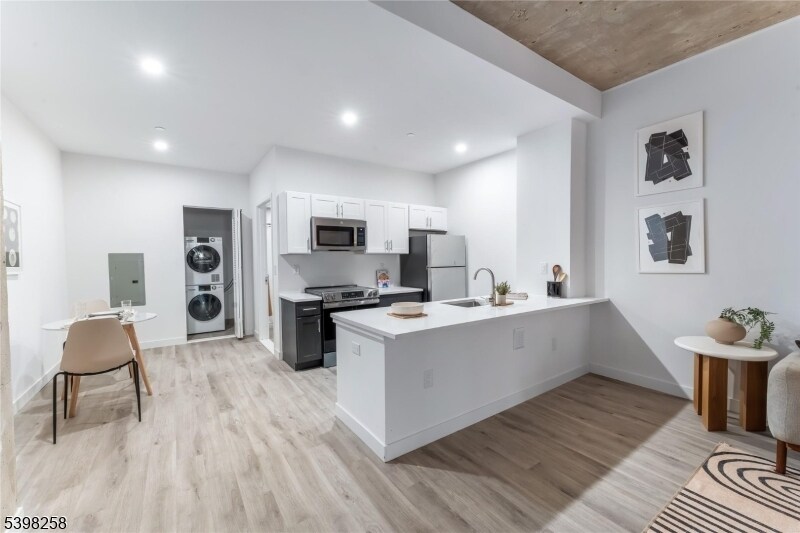 10 Commerce Ct in Newark, NJ - Building Photo