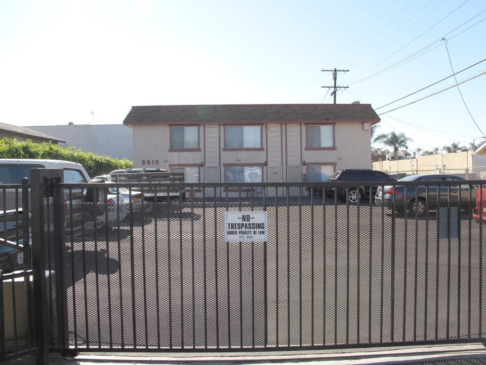 9816 Park St in Bellflower, CA - Foto de edificio