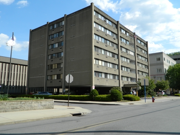 Lincoln Lee Manor in Johnstown, PA - Building Photo