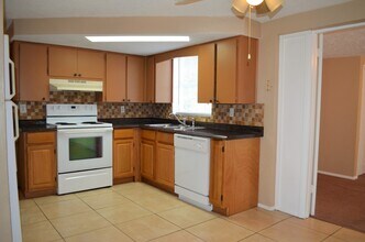 7400 Parrot Dr in Port Richey, FL - Building Photo - Building Photo