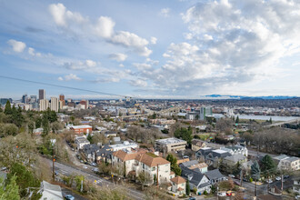 3328 SW Barbur Blvd in Portland, OR - Foto de edificio - Building Photo