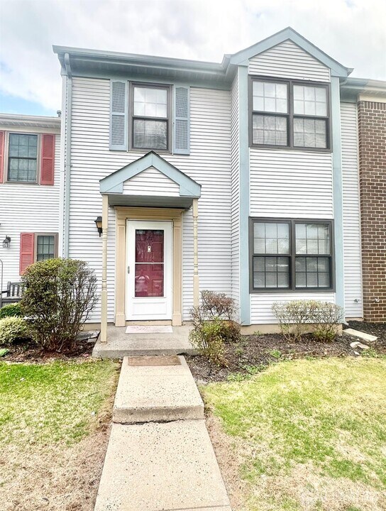 176 Chippenham Ct in Piscataway, NJ - Building Photo