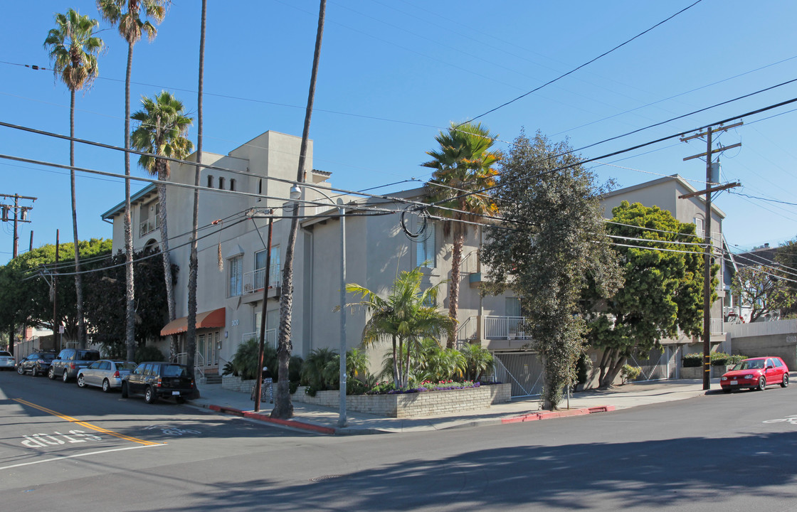 300 Bay St in Santa Monica, CA - Building Photo