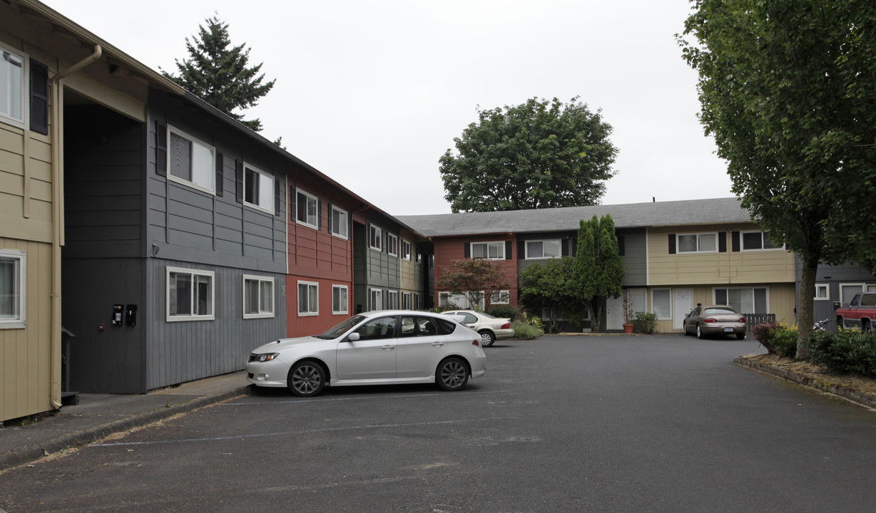 Crown Point Apartments in Portland, OR - Building Photo