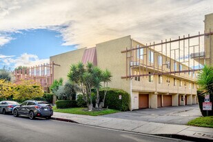 5435 Yarmouth Ave in Encino, CA - Building Photo