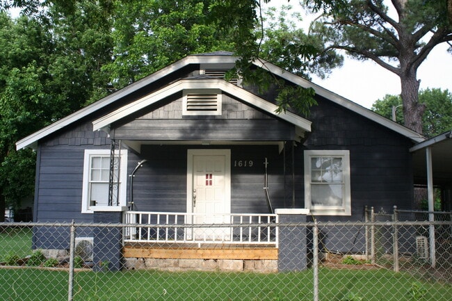 property at 1619 N Atlanta Ave