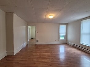 302 W Main St in Grove City, PA - Building Photo - Building Photo