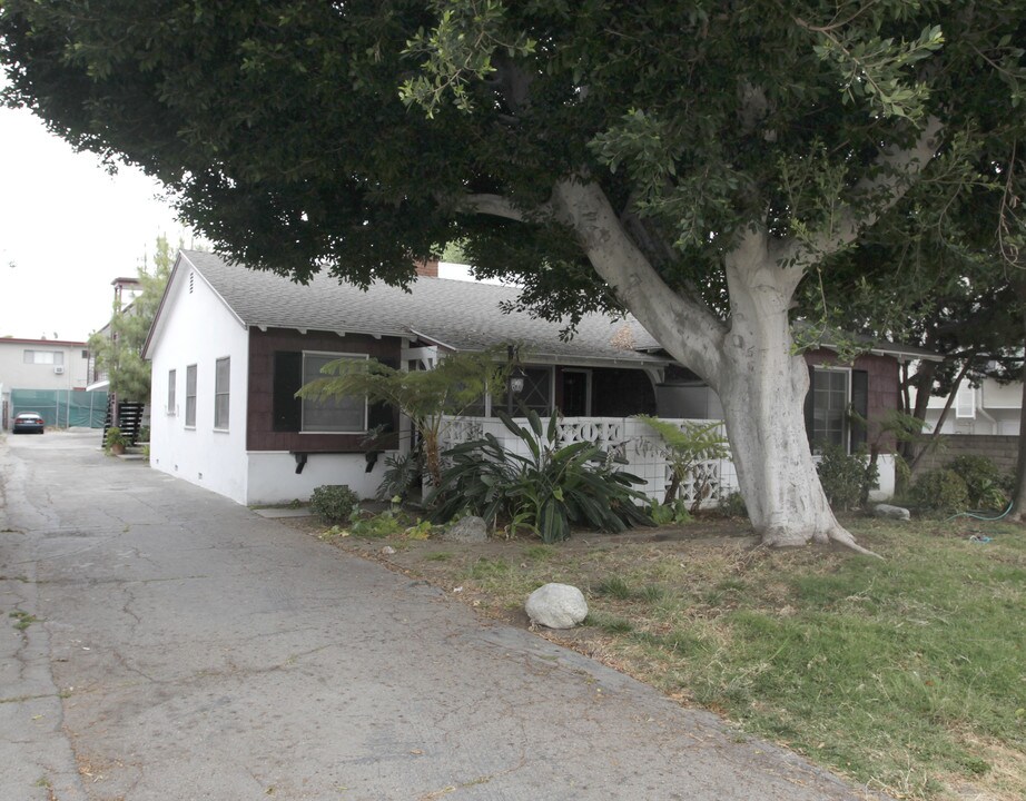 4740 Ben Ave in North Hollywood, CA - Foto de edificio