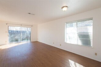 9007 Little Walnut Pkwy in Austin, TX - Building Photo - Building Photo