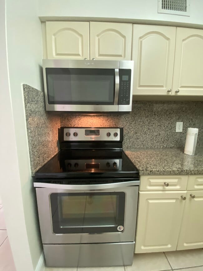 9403 SW 76th St, Unit 301 in Miami, FL - Foto de edificio - Building Photo