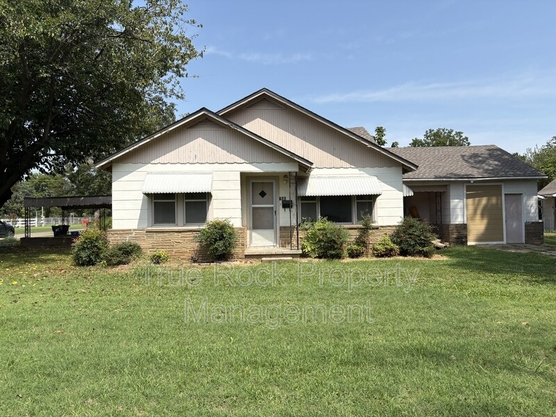 730 W 4th St in Ada, OK - Building Photo
