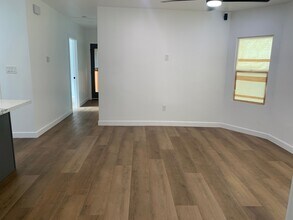 1227 E 7th St in Long Beach, CA - Foto de edificio - Building Photo