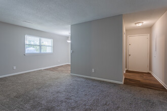 Arbor Square in North Charleston, SC - Building Photo - Interior Photo