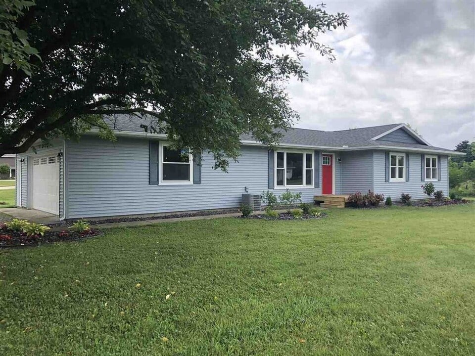 1947 E Wade Rd in Warsaw, IN - Building Photo
