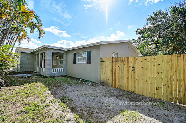 1814 Pinehurst Dr in West Palm Beach, FL - Foto de edificio - Building Photo