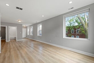 3701 W Diversey Ave, Unit #2R in Chicago, IL - Foto de edificio - Building Photo
