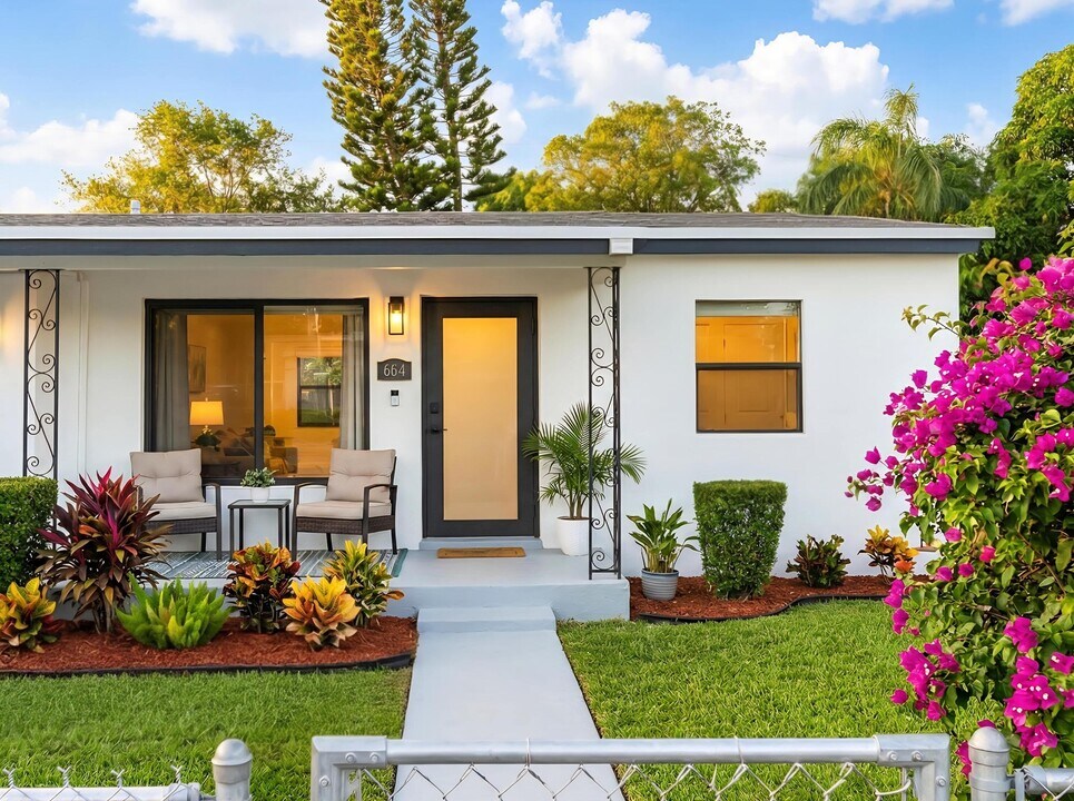 664 W 2nd St in West Palm Beach, FL - Building Photo