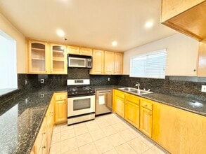 2915 Montrose Ave, Unit 331 in Glendale, CA - Foto de edificio - Building Photo