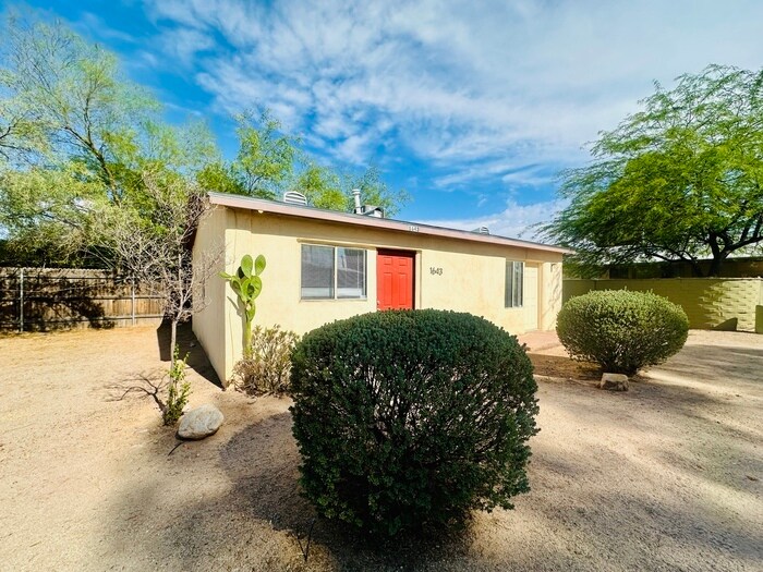 1643 E Hedrick Dr in Tucson, AZ - Foto de edificio