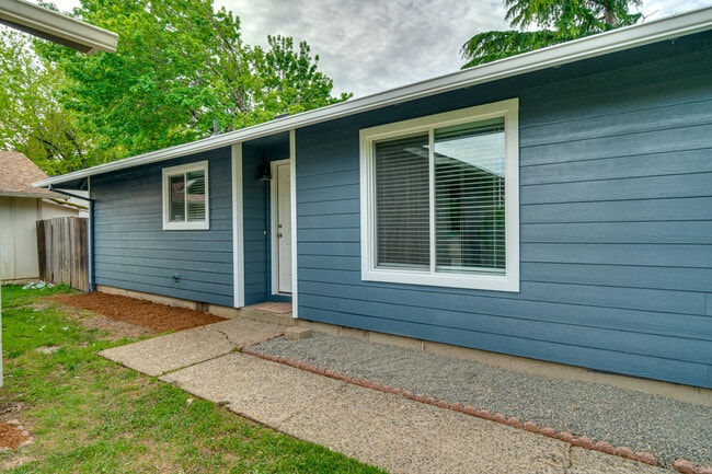 20901 SE Morrison St, Unit B in Gresham, OR - Foto de edificio - Building Photo