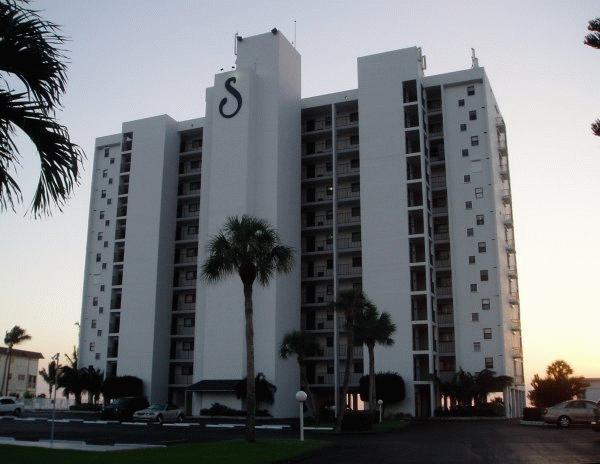 The Sunset Condominium in Ft. Myers, FL - Foto de edificio