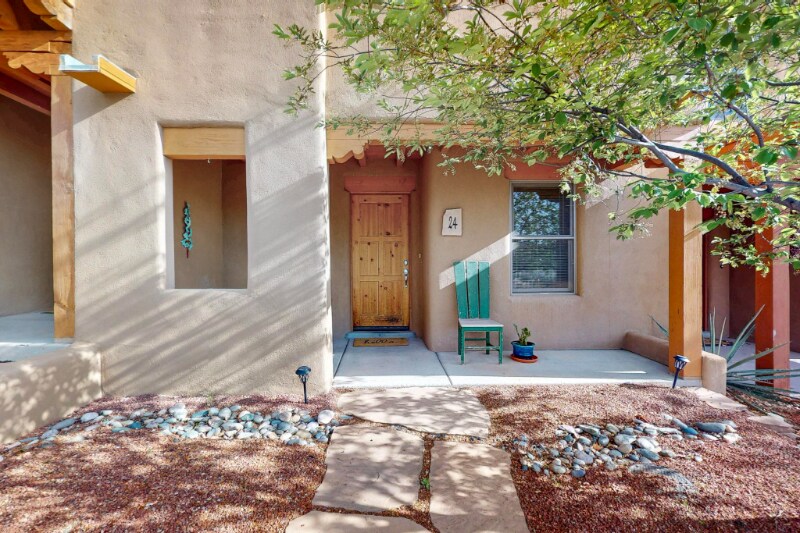 24 E Vía Plaza Nueva in Santa Fe, NM - Building Photo