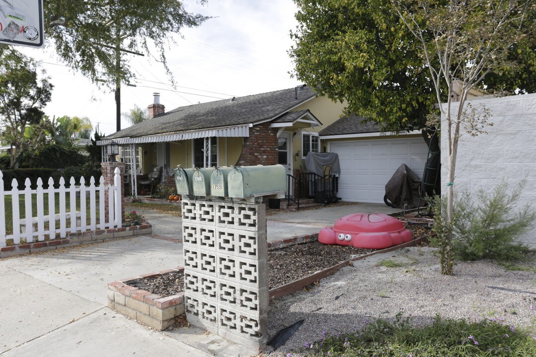 1753 Tustin Ave in Costa Mesa, CA - Foto de edificio