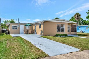 7959 Hyde Park Ave in North Port, FL - Building Photo