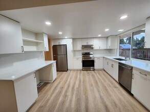 14219 NE 64th Ct in Redmond, WA - Building Photo - Building Photo