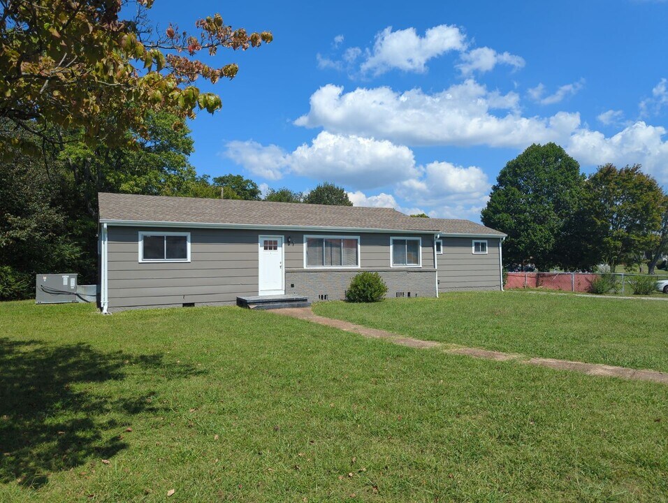 89 Hillsboro Rd in Rossville, GA - Foto de edificio