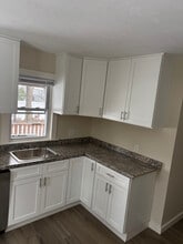 13 Courtland Dr in Narragansett, RI - Foto de edificio - Building Photo