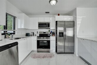 1712 NW 76th Terrace in Miami, FL - Building Photo - Building Photo
