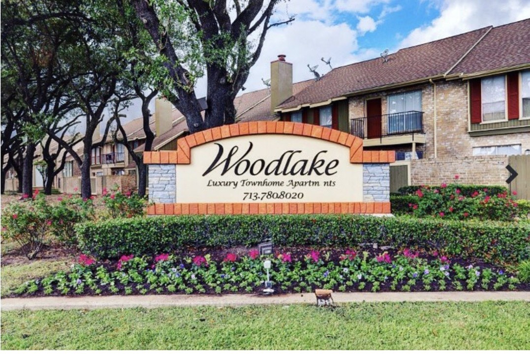 Woodlake Townhomes & Apartments in Houston, TX - Foto de edificio