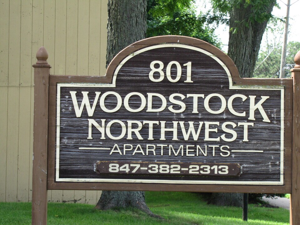 Woodstock Northwest Apartments in Woodstock, IL - Foto de edificio