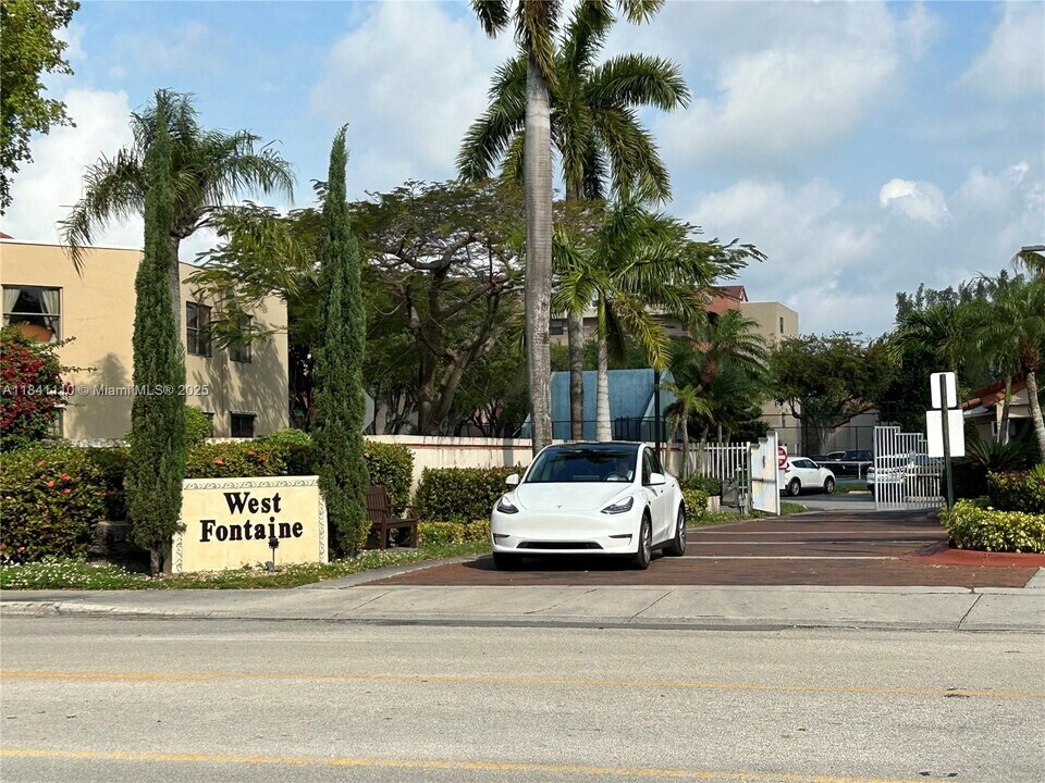 10229 NW 9th St Cir in Miami, FL - Building Photo