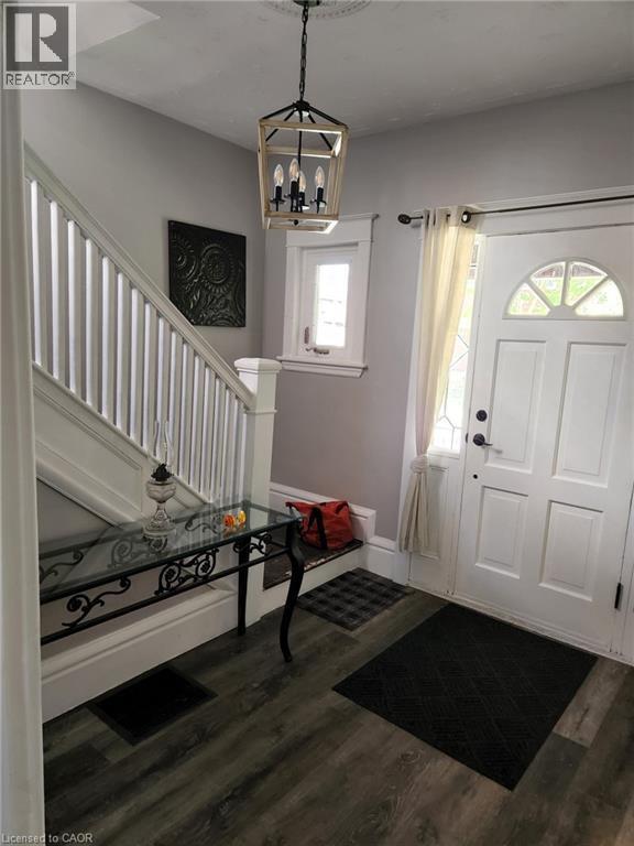 16 Cedar Ave in Hamilton, ON - Building Photo - Building Photo